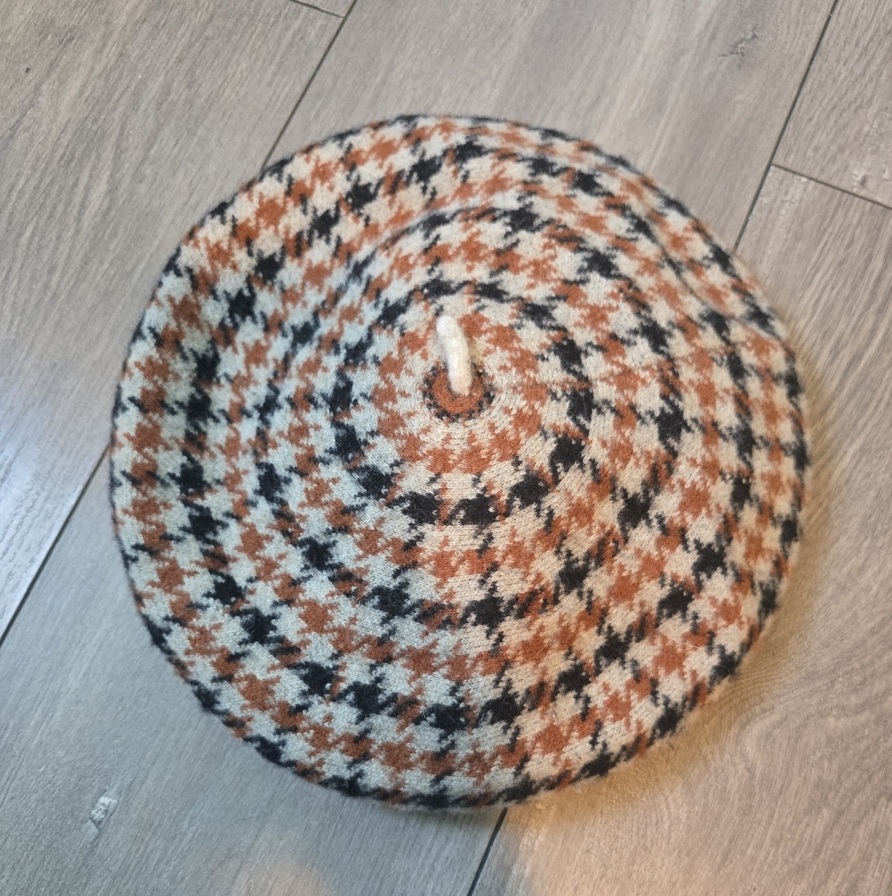 Chic Houndstooth Beret